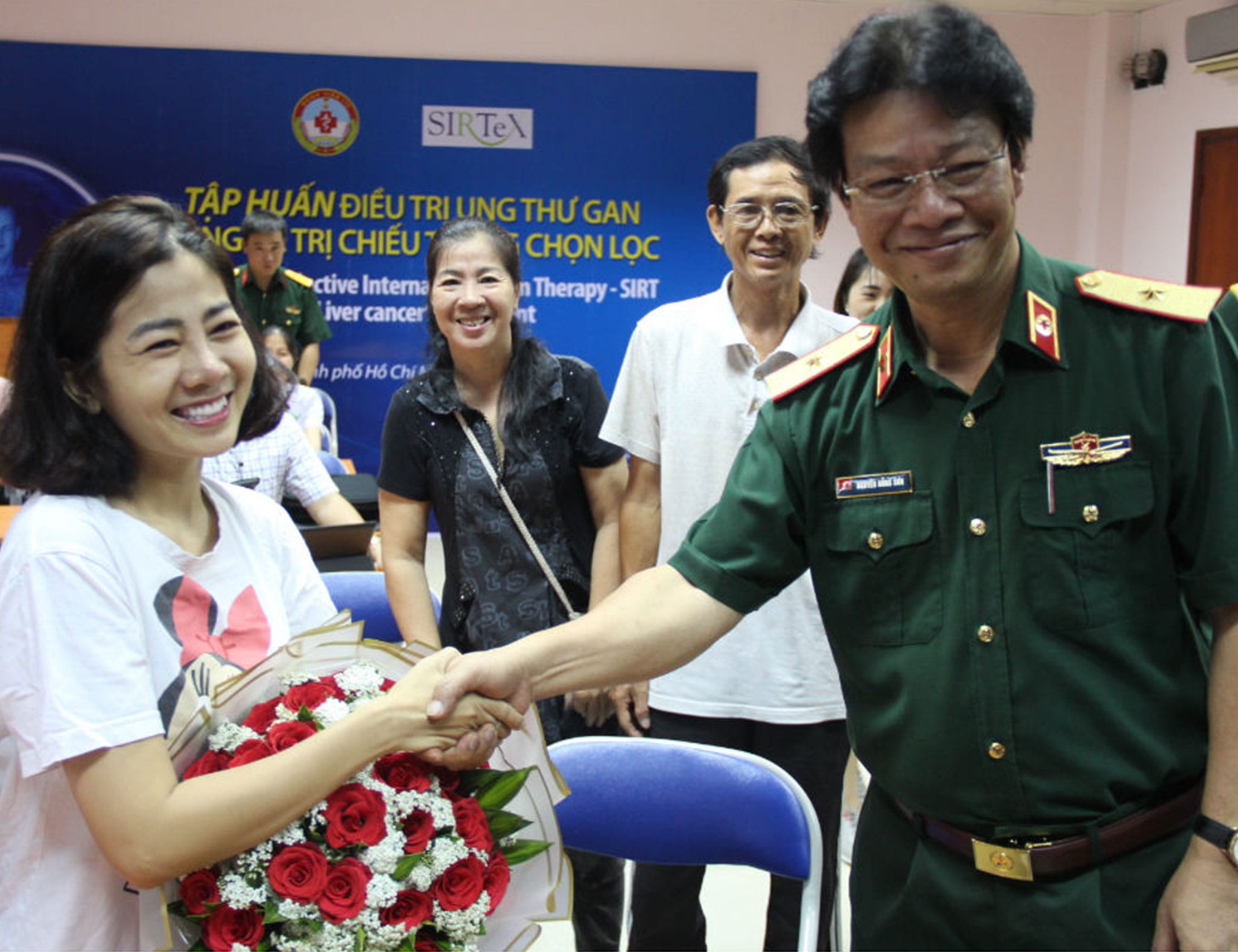 Diễn viên Mai Phương xuất viện sau 25 ngày điều trị tại Bệnh viện quân y 175